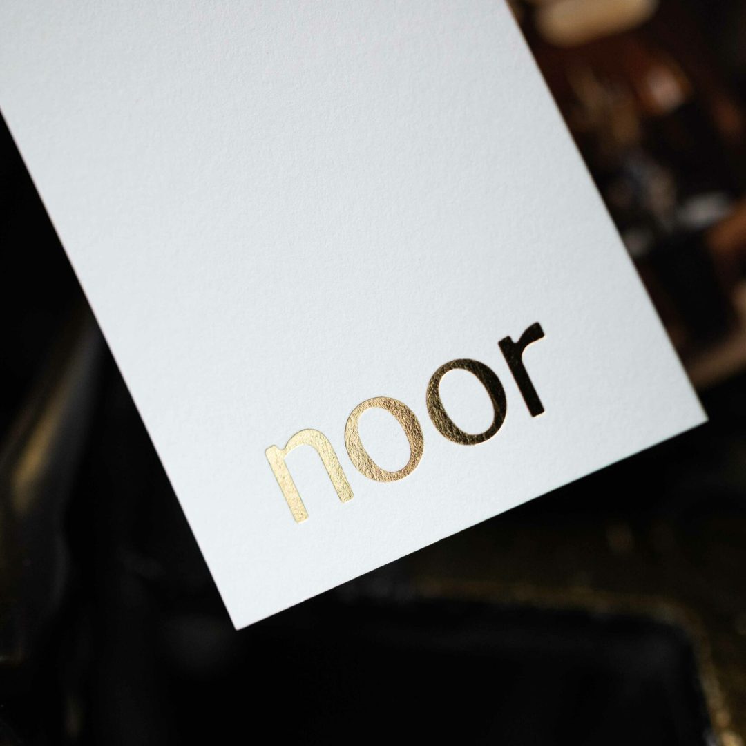 Luxe cadeaubon voor Michelin ster Restaurant Noor. Logo bedrukt in goudfolie. Unieke vouwwijze.